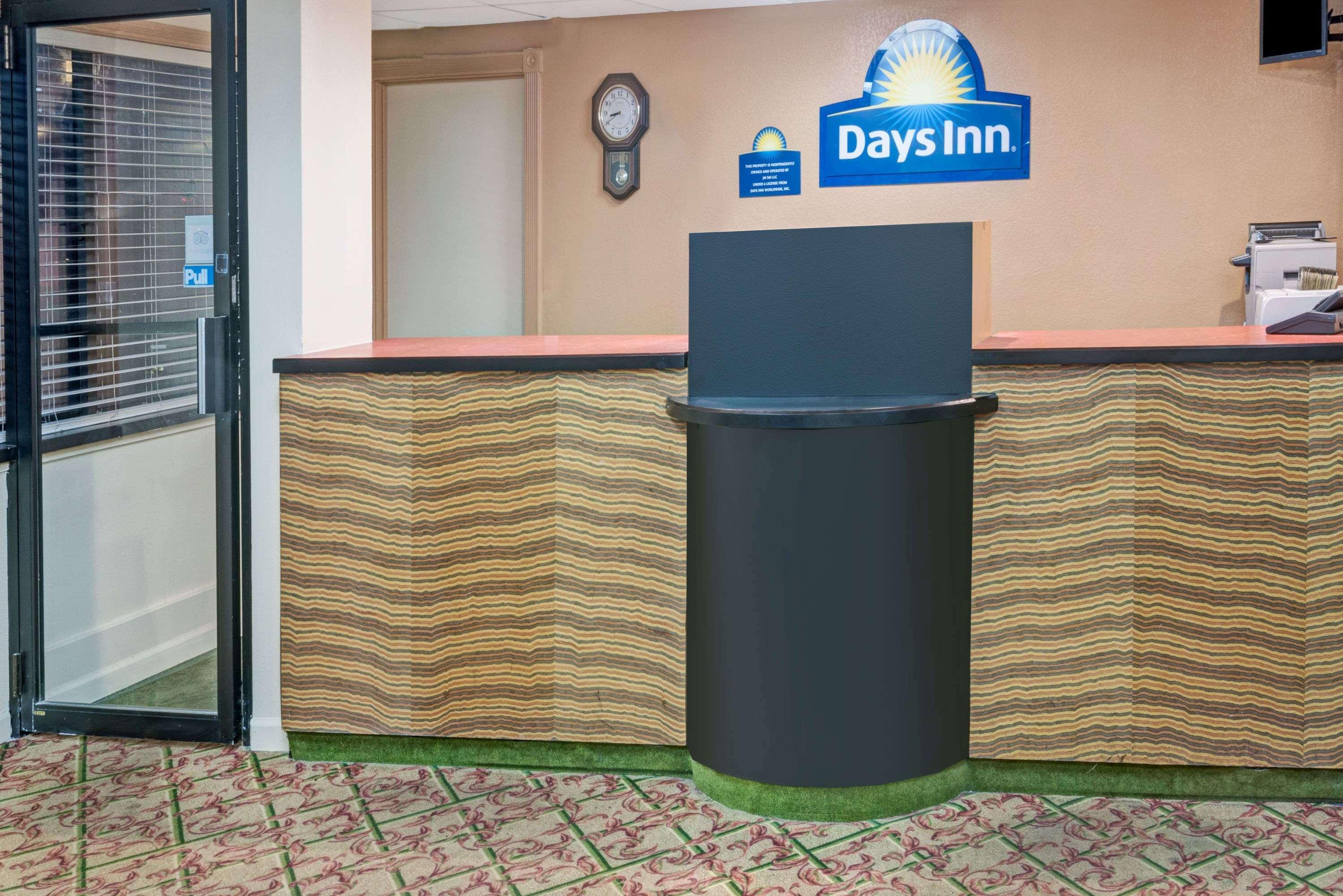 Days Inn By Wyndham Branford New Haven Conference Center Екстериор снимка